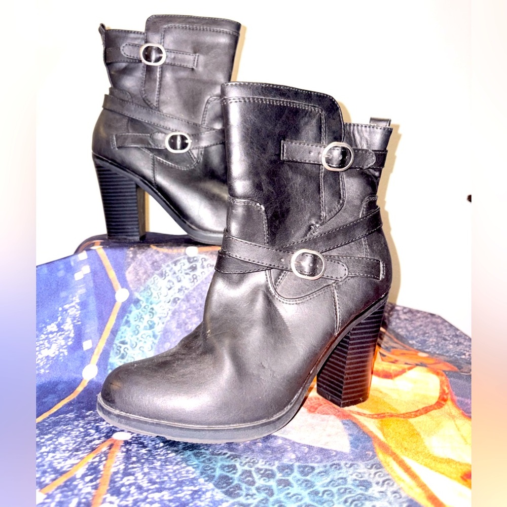 Sz 8M Black Heeled Boots